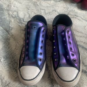 Size 7. Converse sneakers.